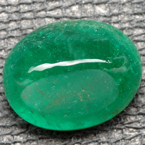 2.64カラットの天然グリーンエメラルド（10.2×8 mm・透明）