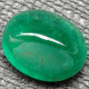2.64カラットの天然グリーンエメラルド（10.2×8 mm・透明）