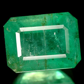 1.73カラットの天然グリーンエメラルド（7.9×6 mm・エメラルドカット）