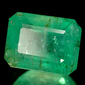 1.73カラットの天然グリーンエメラルド（7.9×6 mm・エメラルドカット）