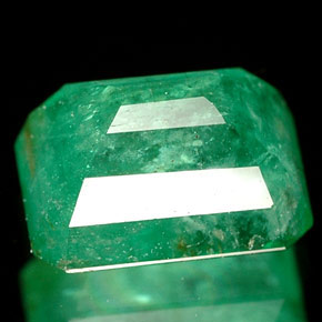 1.73カラットの天然グリーンエメラルド（7.9×6 mm・エメラルドカット）
