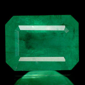 1.89カラットの天然グリーンエメラルド（8×6 mm・エメラルドカット）