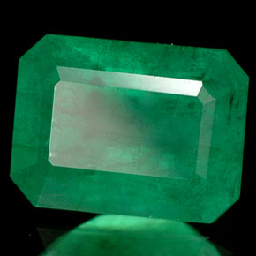 1.89カラットの天然グリーンエメラルド（8×6 mm・エメラルドカット）