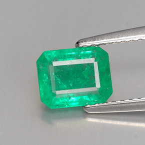 1.24カラットの天然グリーンエメラルド（7.3×5.8 mm・エメラルドカット）