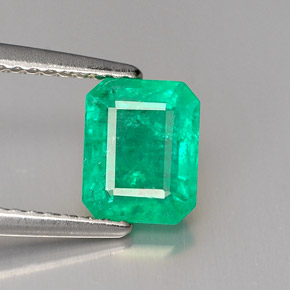 1.24カラットの天然グリーンエメラルド（7.3×5.8 mm・エメラルドカット）