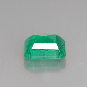 1.24カラットの天然グリーンエメラルド（7.3×5.8 mm・エメラルドカット）