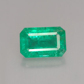1.30カラットの天然グリーンエメラルド（8×5.2 mm・エメラルドカット）