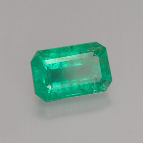 1.30カラットの天然グリーンエメラルド（8×5.2 mm・エメラルドカット）