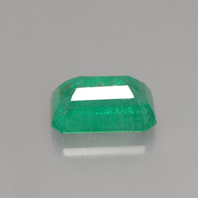 1.30カラットの天然グリーンエメラルド（8×5.2 mm・エメラルドカット）