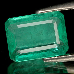 1.50カラットの天然グリーンエメラルド（8.5×6.4 mm・エメラルドカット）