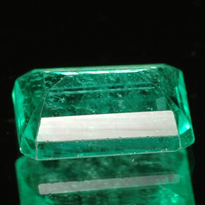 1.50カラットの天然グリーンエメラルド（8.5×6.4 mm・エメラルドカット）