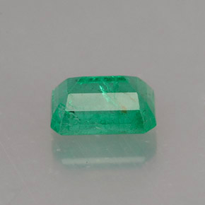 1.10カラットの天然グリーンエメラルド（7.2×5.3 mm・エメラルドカット）