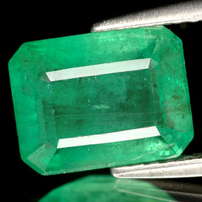 2.35カラットの天然グリーンエメラルド（9.1×7 mm・エメラルドカット）