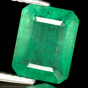 2.35カラットの天然グリーンエメラルド（9.1×7 mm・エメラルドカット）