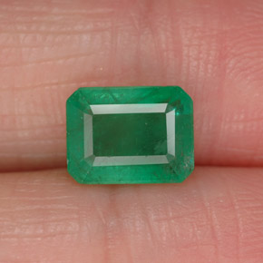 1.50カラットの天然グリーンエメラルド（8×6.1 mm・エメラルドカット）