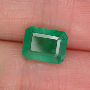 1.50カラットの天然グリーンエメラルド（8×6.1 mm・エメラルドカット）