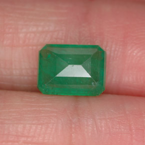 1.50カラットの天然グリーンエメラルド（8×6.1 mm・エメラルドカット）