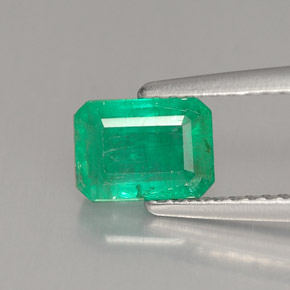 1.48カラットの天然グリーンエメラルド（8.1×5.9 mm・エメラルドカット）