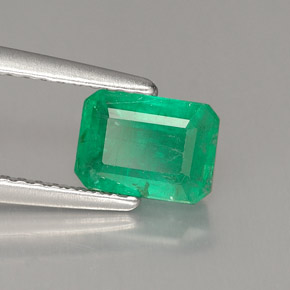 1.48カラットの天然グリーンエメラルド（8.1×5.9 mm・エメラルドカット）