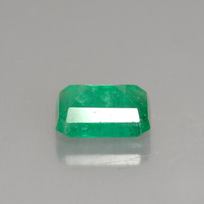 1.48カラットの天然グリーンエメラルド（8.1×5.9 mm・エメラルドカット）