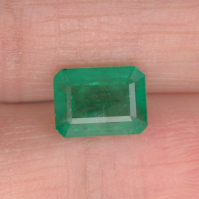 1.63カラットの天然グリーンエメラルド（8.1×6 mm・エメラルドカット）