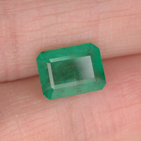 1.63カラットの天然グリーンエメラルド（8.1×6 mm・エメラルドカット）