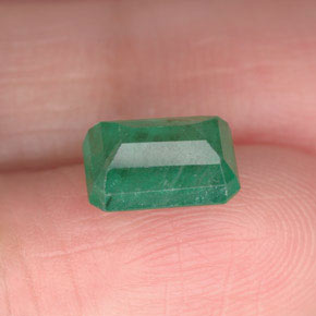 1.63カラットの天然グリーンエメラルド（8.1×6 mm・エメラルドカット）