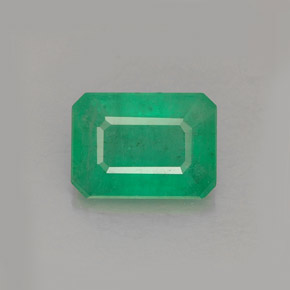 1.28カラットの天然グリーンエメラルド（8×5.8 mm・エメラルドカット）