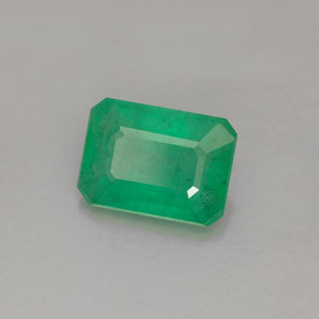 1.28カラットの天然グリーンエメラルド（8×5.8 mm・エメラルドカット）