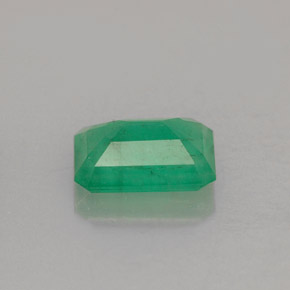 1.28カラットの天然グリーンエメラルド（8×5.8 mm・エメラルドカット）