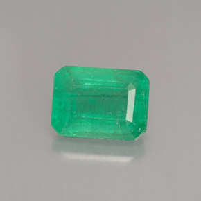 1.59カラットの天然グリーンエメラルド（7.9×5.8 mm・エメラルドカット）