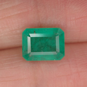 1.65カラットの天然グリーンエメラルド（7.9×6 mm・エメラルドカット）
