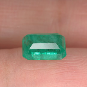 1.65カラットの天然グリーンエメラルド（7.9×6 mm・エメラルドカット）