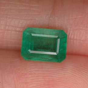 1.54カラットの天然グリーンエメラルド（8×5.9 mm・エメラルドカット）