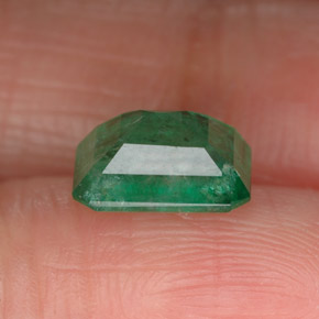 1.54カラットの天然グリーンエメラルド（8×5.9 mm・エメラルドカット）