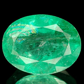 1.47カラットの天然グリーンエメラルド（8×6.1 mm・オーバルカット）