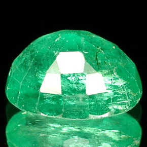 1.47カラットの天然グリーンエメラルド（8×6.1 mm・オーバルカット）