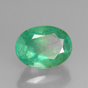 1.23カラットの天然グリーンエメラルド（8.1×6.1 mm・オーバルカット）