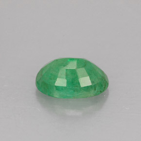 1.17カラットの天然グリーンエメラルド（8×5.8 mm・オーバルカット）