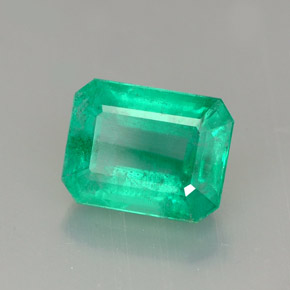 1.68カラットの天然グリーンエメラルド（7.9×6.1 mm・エメラルドカット）