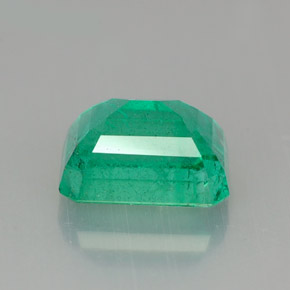 1.68カラットの天然グリーンエメラルド（7.9×6.1 mm・エメラルドカット）