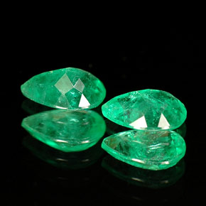 カラットの天然グリーンエメラルド（6×4.1 mm・洋梨の形）