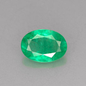 0.53カラットの天然グリーンエメラルド（6.5×4.7 mm・オーバルカット）