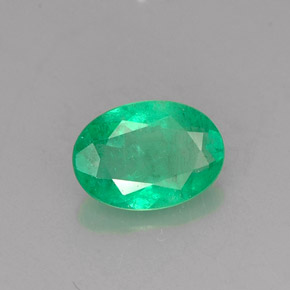 0.53カラットの天然グリーンエメラルド（6.5×4.7 mm・オーバルカット）