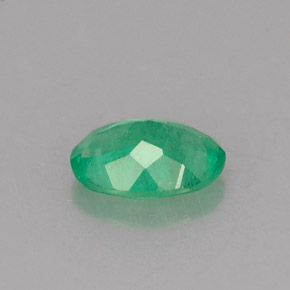 0.53カラットの天然グリーンエメラルド（6.5×4.7 mm・オーバルカット）