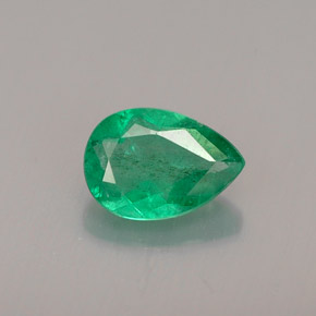 0.48カラットの天然グリーンエメラルド（6.5×4.6 mm・洋梨の形）