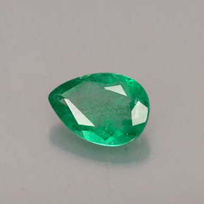 0.48カラットの天然グリーンエメラルド（6.5×4.6 mm・洋梨の形）