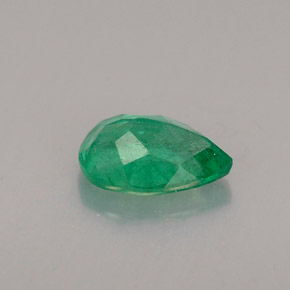 0.48カラットの天然グリーンエメラルド（6.5×4.6 mm・洋梨の形）