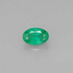 0.46カラットの天然グリーンエメラルド（6.1×4.1 mm・オーバルカット）
