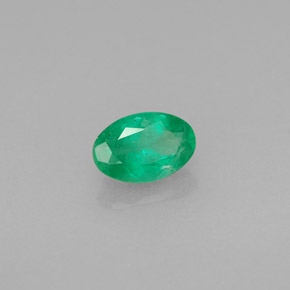 0.46カラットの天然グリーンエメラルド（6.1×4.1 mm・オーバルカット）